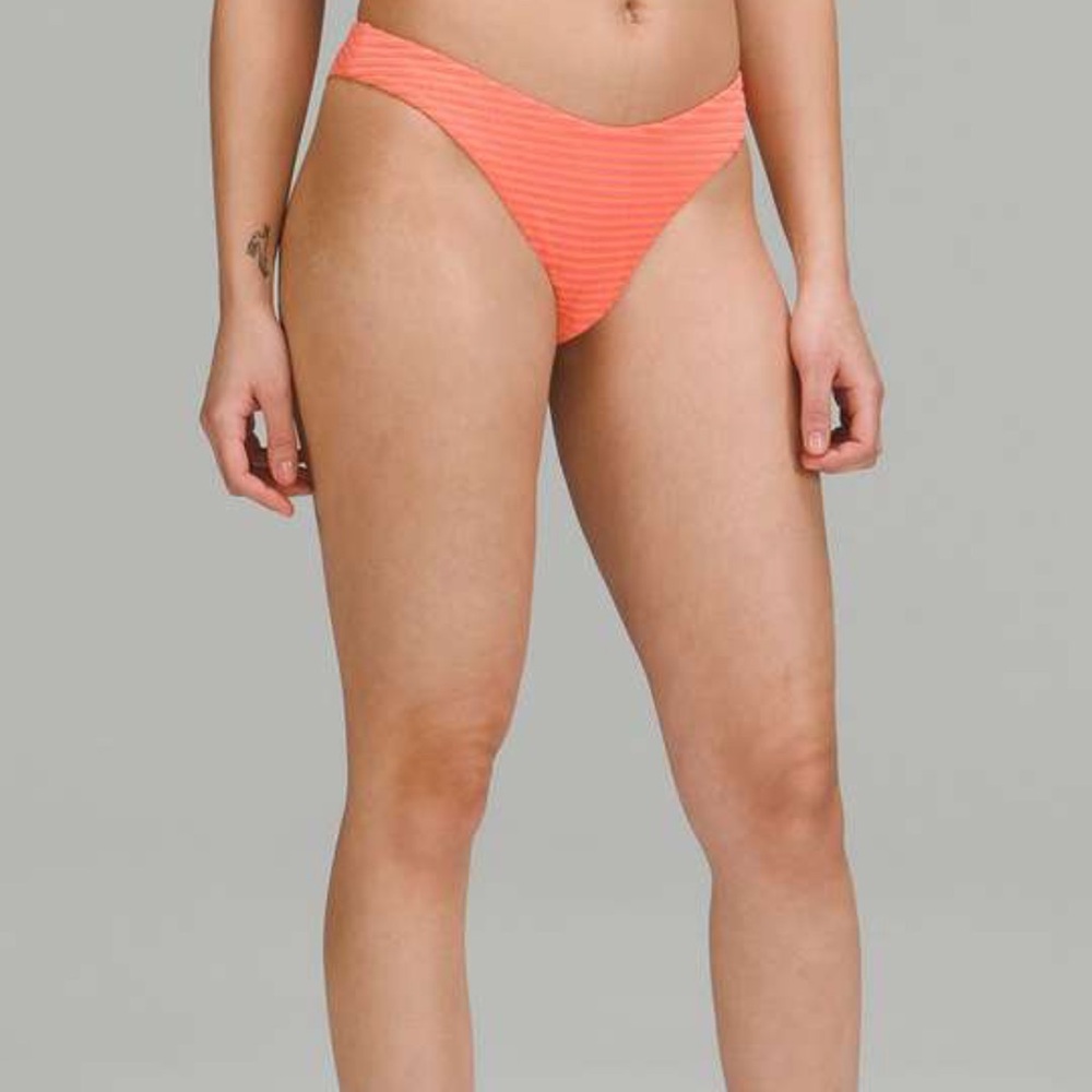 NWT Lululemon Smocked Mid-Rise Skimpy-Fit Swim Bottom
Hyper Stripe Raspberry - Picture 3 of 3